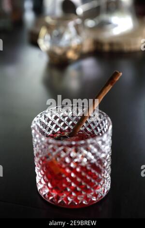 Rosafarbenes Cocktailglas mit Eis an der Theke Stockfoto