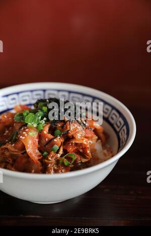 Schweinefleisch mit Kimchi auf Reis japanisches Essen Stockfoto