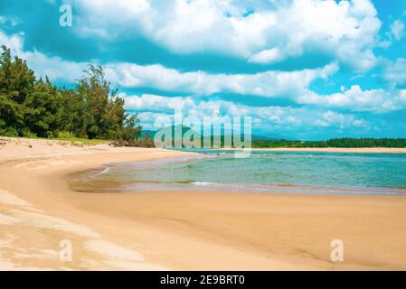 Landschaftlich reizvolle Meereslandschaft. Gelber Sandstrand, azurblaues Meer und blauer Himmel mit schönen Wolken. Hainan Paradies Insel, Sanya Stadt. Haitang Bay. Südchinesisches Meer. Stockfoto