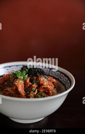 Schweinefleisch mit Kimchi auf Reis japanisches Essen Stockfoto