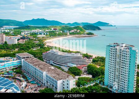 Hainan Island. Blick auf die Stadt Sanya und Dadonghai Bay von oben. Wunderschöne Aussicht auf das Südchinesische Meer. Touristenzentrum von Dadonghai Bay. Palmen und Stockfoto