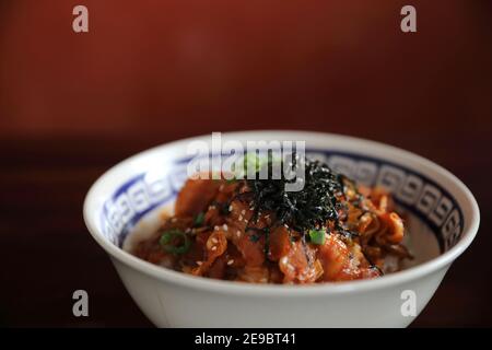 Schweinefleisch mit Kimchi auf Reis japanisches Essen Stockfoto