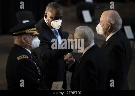 Washington, Usa. Februar 2021, 03rd. Der Vorsitzende des Joint Chiefs of Staff Army General Mark Milley, US-Verteidigungsminister Lloyd Austin, Mehrheitsführer des Repräsentantenhauses Steny Hoyer (D-MD), Und Senator Patrick J. Leahy (D-VT) sprechen vor einer Zeremonie für Capitol Police Officer Brian Sicknick in der Rotunde des US Capitol Gebäudes, nachdem er während des Angriffs auf Capitol Hill im Januar 6th von einem Pro-Trump Mob am 3. Februar 2021 in Washington, DC, USA, gestorben war. Foto von Brendan Smialowski/Pool/ABACAPRESS.COM Quelle: Abaca Press/Alamy Live News Stockfoto