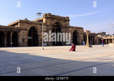 Ein Mann, der in der Jama Moschee, Ahmedabad, Gujarat, Indien betet Stockfoto