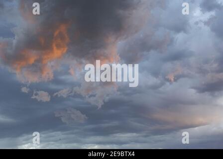 Die Sonne beginnt nach einem Frühlingsregen durch die Wolken zu brechen. Stockfoto