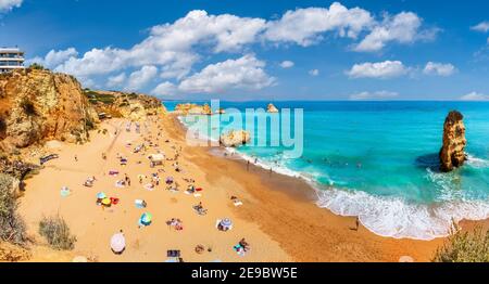 Landschaft mit Dona Ana Strand an der Algarve Küste in Portugal Stockfoto