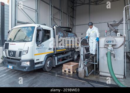 Man cleanig Abwasser LKW, Genua, Ligurien, Italien, Europa Stockfoto