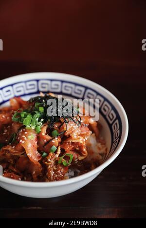 Schweinefleisch mit Kimchi auf Reis japanisches Essen Stockfoto