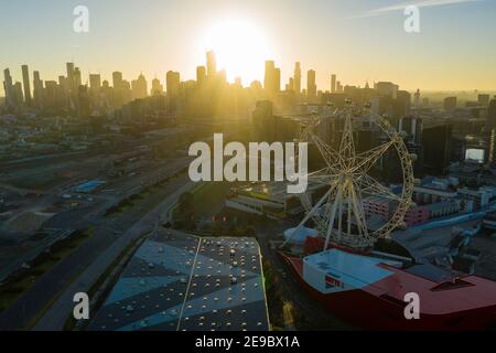 Luftbild von Riesenrad und Melbourne CBD bei Sonnenaufgang Stockfoto