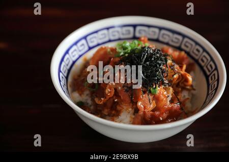 Schweinefleisch mit Kimchi auf Reis japanisches Essen Stockfoto