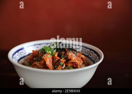 Schweinefleisch mit Kimchi auf Reis japanisches Essen Stockfoto