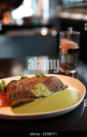 Wolfsbarsch-Filet mit Pesto-Sauce Stockfoto