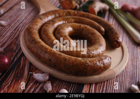 Lokale nordthailändische Küche, nordthailändische würzige Wurst Street Food isoliert in weißem Hintergrund Stockfoto