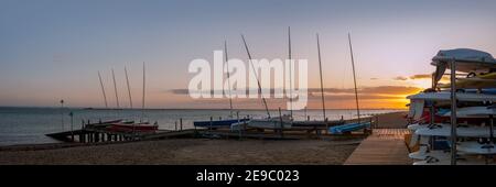 Panoramablick auf Schlauchboote auf einem Steg an der Thorpe Bay Mit Southend Pier im Hintergrund Stockfoto