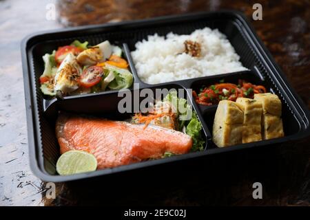 Gegrillter Lachs Bento Set japanische Küche Stockfoto