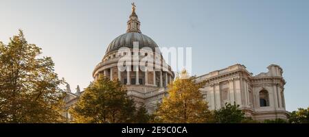 LONDON, Großbritannien - 13. SEPTEMBER 2009: Panoramablick auf das nachmittägliche Sonnenlicht auf der St Paul's Cathedral, London über Herbstlaub Stockfoto