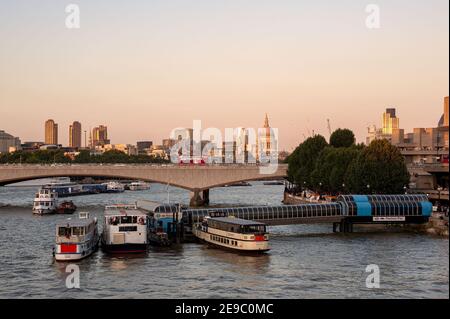 LONDON, Großbritannien - 12. SEPTEMBER 2009: Die Themse und die Skyline der City of London über dem Festival Pier und der Waterloo Bridge Stockfoto