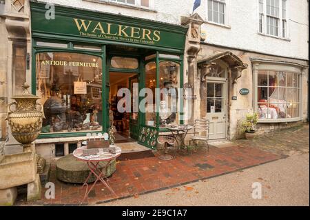 BURFORD, OXFORDSHIRE, Großbritannien - 31. OKTOBER 2009: Außenansicht von Pretty Walkers Antiquitätengeschäft mit Display außerhalb des Shops Stockfoto