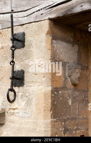 BURFORD, OXFORDSHIRE, Großbritannien - 31. OKTOBER 2009: Altmodische schmiedeeiserne Türklingel ziehen auf Hütte Stockfoto