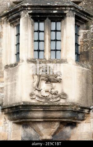 BURFORD, OXFORDSHIRE, Großbritannien - 31. OKTOBER 2009: Geschnitzter Löwe im Erker des Falkland House in der High Street Stockfoto