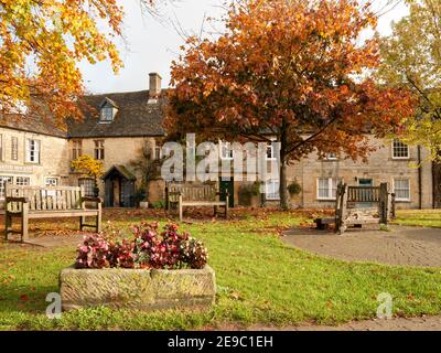 STOW-ON-THE-WOLD, GLOUCESTERSHIRE, Großbritannien - 31. OKTOBER 2009: Blick auf das Village Green im Herbst Stockfoto