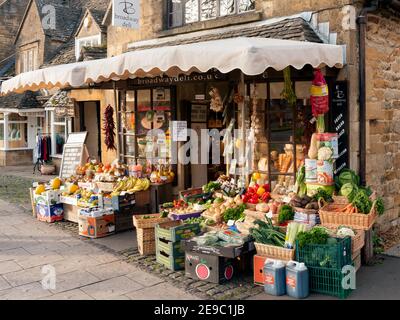 BROADWAY, WORCESTERSHIRE, Großbritannien - 31. OKTOBER 2009: Ziemlich grüner Lebensmittelgeschäft auf der High Street mit bunten Display von Obst und Gemüse draußen Stockfoto