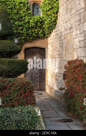 BROADWAY, WORCESTERSHIRE, UK - 31. OKTOBER 2009: Schöner Vorgarten im Dorf mit Topiary Stockfoto