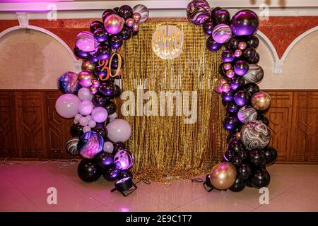 Hochzeitsbogen aus bunten aufblasbaren Luftballons. Feier einer Kinderparty. Bogen mit Luftballons gemacht Stockfoto