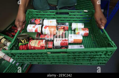 Datei-Foto vom 26/04/16 von Vorräten von Lebensmitteln in der Trussell Trust Brent Foodbank, Neasden, London. Rund ein Fünftel der Anspruchsberechtigten von Universal Credit befürchten, dass sie eine Nahrungsmittelbank nutzen müssen oder bei den Wohnkosten zurückfallen, wenn die wöchentliche Erhöhung von £20 im März nicht eingehalten wird, warnt ein Bericht. Ausgabedatum: Donnerstag, 4. Februar 2021. Stockfoto