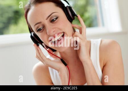 Fun Mädchen hören Musik Stockfoto