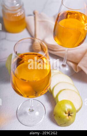 Amber- oder Orangenwein aus weißen Trauben. In einem hohen Weinglas. Georgischen nationalen Wein nach alter Technologie Stockfoto