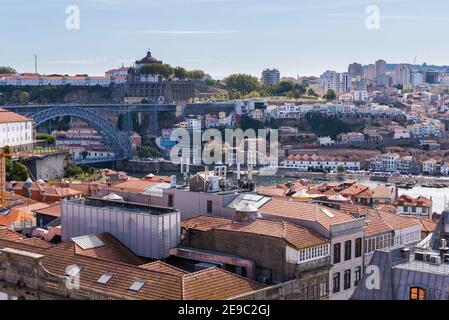 Luftaufnahme von Gebäuden mit roten Ziegeldächern im Stadtzentrum von Porto, Portugal, 06. Oktober 2018 Stockfoto