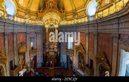 Porto, Portugal, 06. Oktober 2018 : Innendekoration der Clerigos-Kirche in Porto, Portugal. Stockfoto