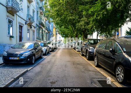 Portugal, Lissabon, 09. Oktober 2018: Straße voller geparkter Autos. Problem mit dem Parken im Zentrum der Stadt. Stockfoto