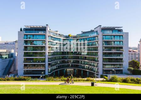 Lissabon, Portugal - 09. Oktober 2018: Wohnhaus neben dem Amalia Rodrigues Park in Lissabon, Portugal. Stockfoto