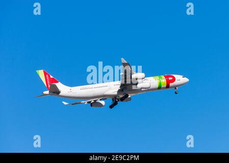 Portugal, Lissabon, 09. Oktober 2018: Flugzeug von TAP PORTUGAL in blauem Himmel. Stockfoto