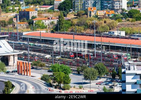 Portugal, Lissabon, 09. Oktober 2018: Lokale rote Züge am Bahnhof Railroad Depot. Stockfoto