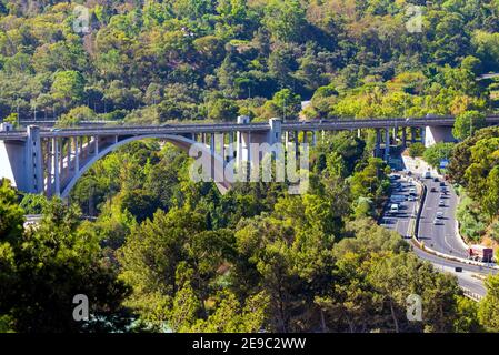 Portugal, Lissabon, 09. Oktober 2018: Panoramablick auf Lissabon. Reisen Portugal. Straßen und Brücken in der großen europäischen Stadt. Stockfoto
