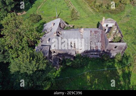 Die Ruinen des alten hölzernen Herrenhauses, Luftaufnahme Stockfoto