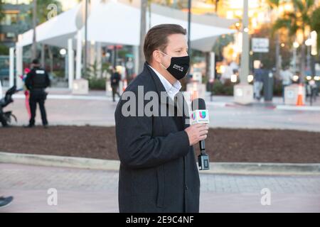 Mittwoch, 3. Februar 2021; Tampa, FL, USA; EINE allgemeine Ansicht eines Reporters von Noticias bei der Super Bowl Experience am Tampa Riverwalk. Das Tampa B Stockfoto