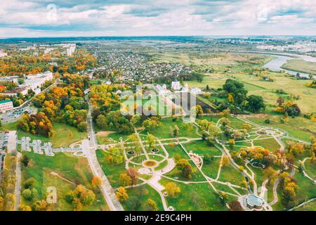 Mahiliou, Weißrussland. Mogilev Stadtbild Mit Berühmten Wahrzeichen St. Nikolaus Kloster. Luftaufnahme Der Skyline Am Herbsttag. Vogelperspektive Stockfoto