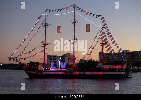 Mittwoch, 3. Februar 2021; Tampa, FL, USA; EIN allgemeiner Blick auf das Piratenschiff Jose Gasperilla erleuchtet bei Sonnenuntergang bei der Super Bowl Experience in Tampa Stockfoto