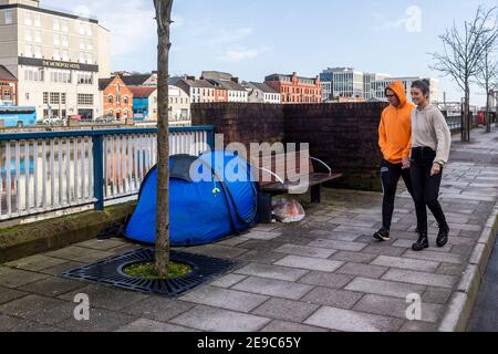 Cork, Irland. Februar 2021, 3rd. Ein Zelt für Obdachlose sitzt am Merchants Quay in Cork City, da die Zahl der Todesfälle von Obdachlosen mit alarmierender Geschwindigkeit steigt. Quelle: AG News/Alamy Live News Stockfoto