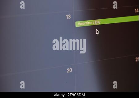 Valentinstag im digitalen Kalender auf dem Bildschirm des Geräts Nahaufnahme Stockfoto