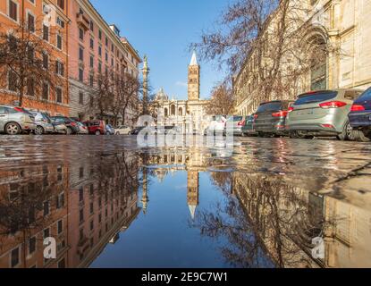 Häufige Regenschauer schaffen Pools, in denen sich die wunderbare Altstadt Roms wie in einem Spiegel spiegelt. Hier insbesondere Santa Maria Maggiore Stockfoto