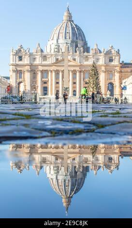 Häufige Regenschauer schaffen Pools, in denen sich die wunderbare Altstadt Roms wie in einem Spiegel spiegelt. Hier insbesondere der Petersdom Stockfoto