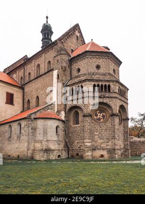 TREBIC, TSCHECHISCHE REPUBLIK - 8. November 2018: Basilika des Heiligen Procopius. UNESCO-Weltkulturerbe. Vertikale Aufnahme. Stockfoto