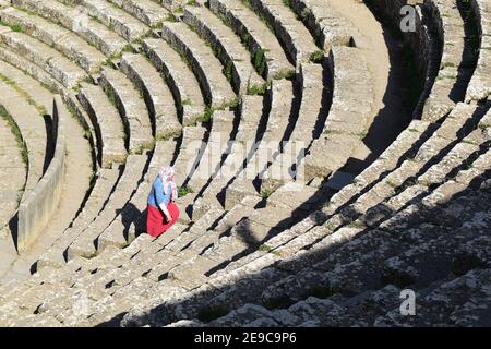 Mädchen im römischen Theater, Djemila, Stadt Setif, Algerien Stockfoto