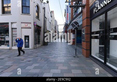 Eine nahe verlassene Strand Street, die Haupteinkaufsstraße in Douglas, Isle of man während der zweiten Covid-Sperre Stockfoto