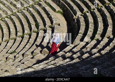 Mädchen im römischen Theater, Djemila, Stadt Setif, Algerien Stockfoto